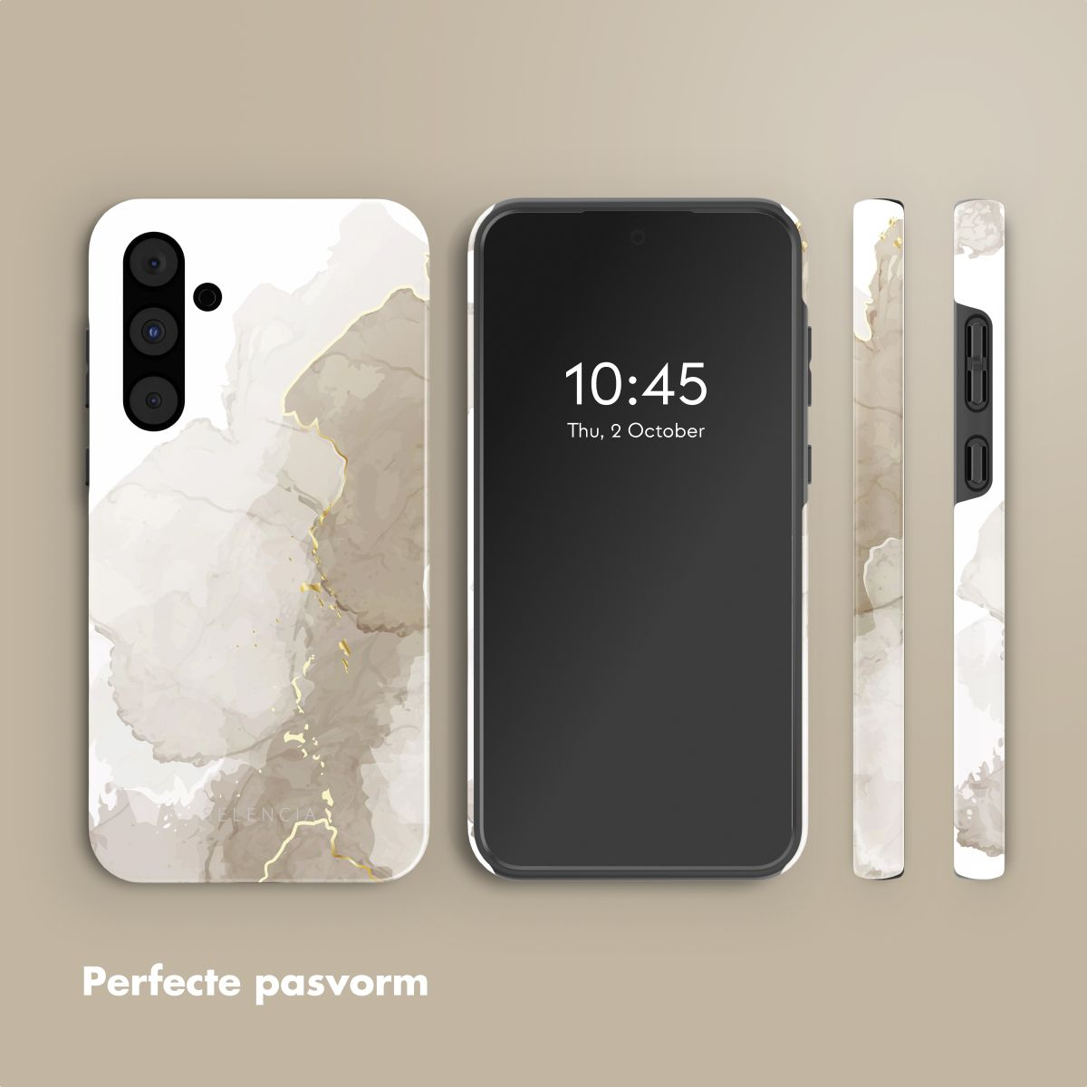 Un téléphone et son étui, présentant un design de marbre blanc et beige avec des accents dorés. Le téléphone affiche l'heure 10h45 sur son écran.