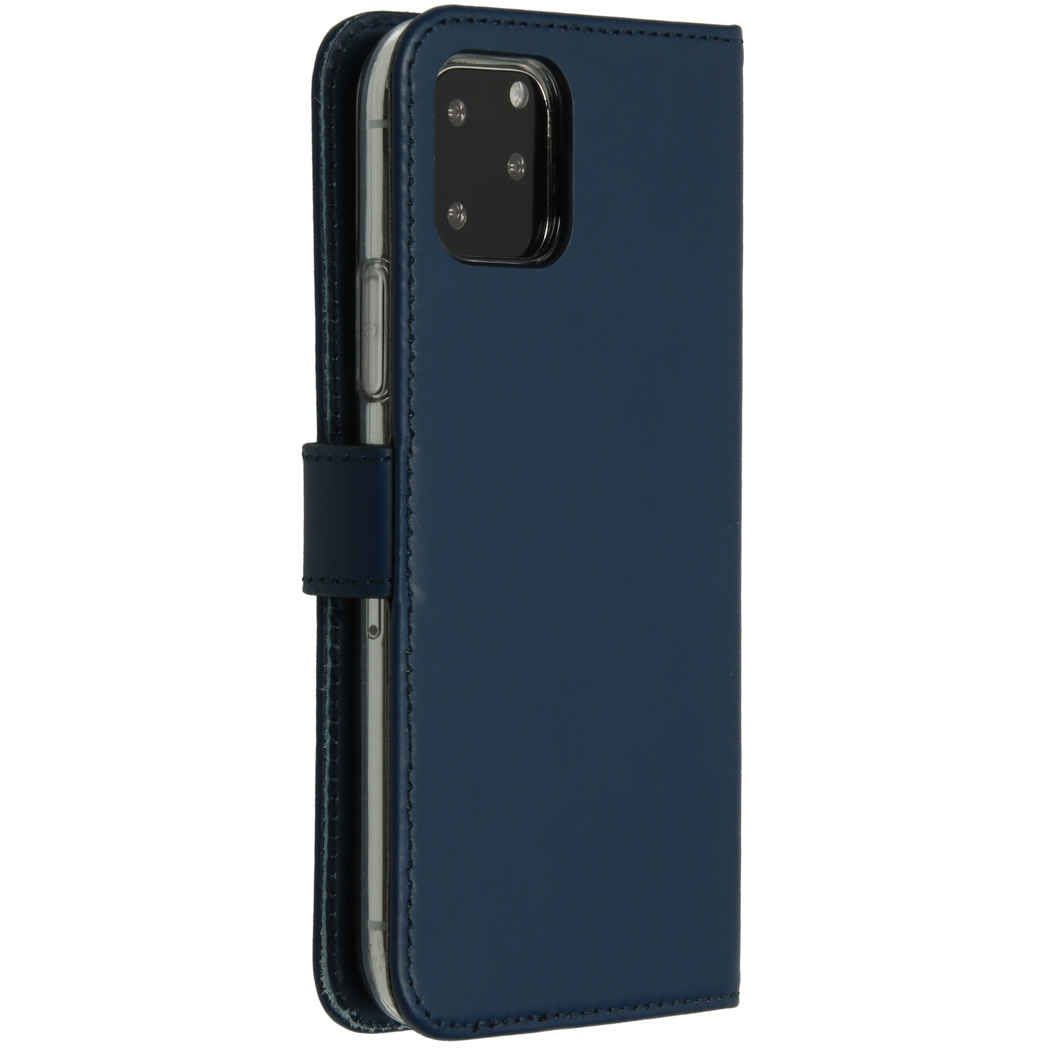 Un étui de téléphone bleu foncé, déplié. Un téléphone est visible à l'intérieur. L'étui a une sangle magnétique.