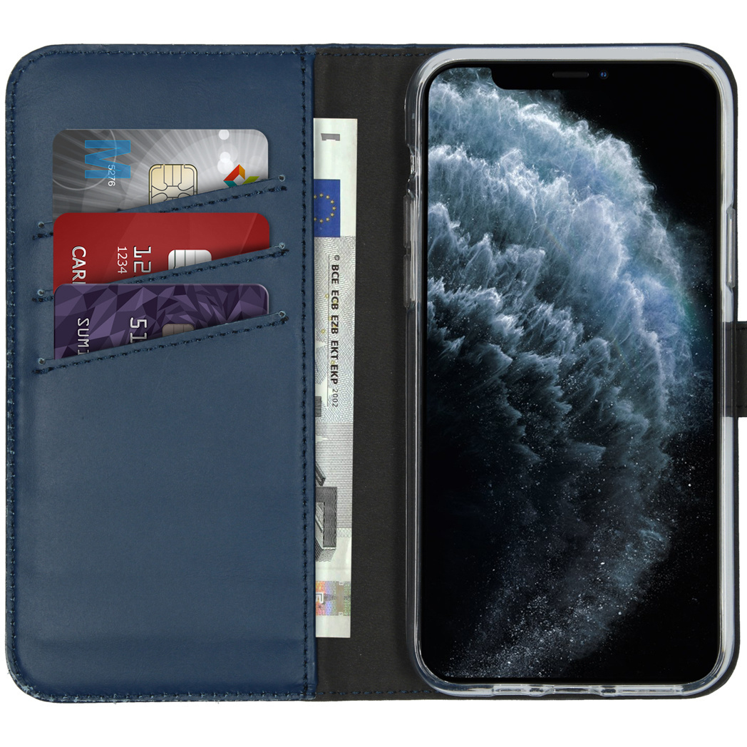 Un étui de téléphone bleu avec un smartphone. L'étui contient des cartes et un billet. L'écran affiche une image floue.