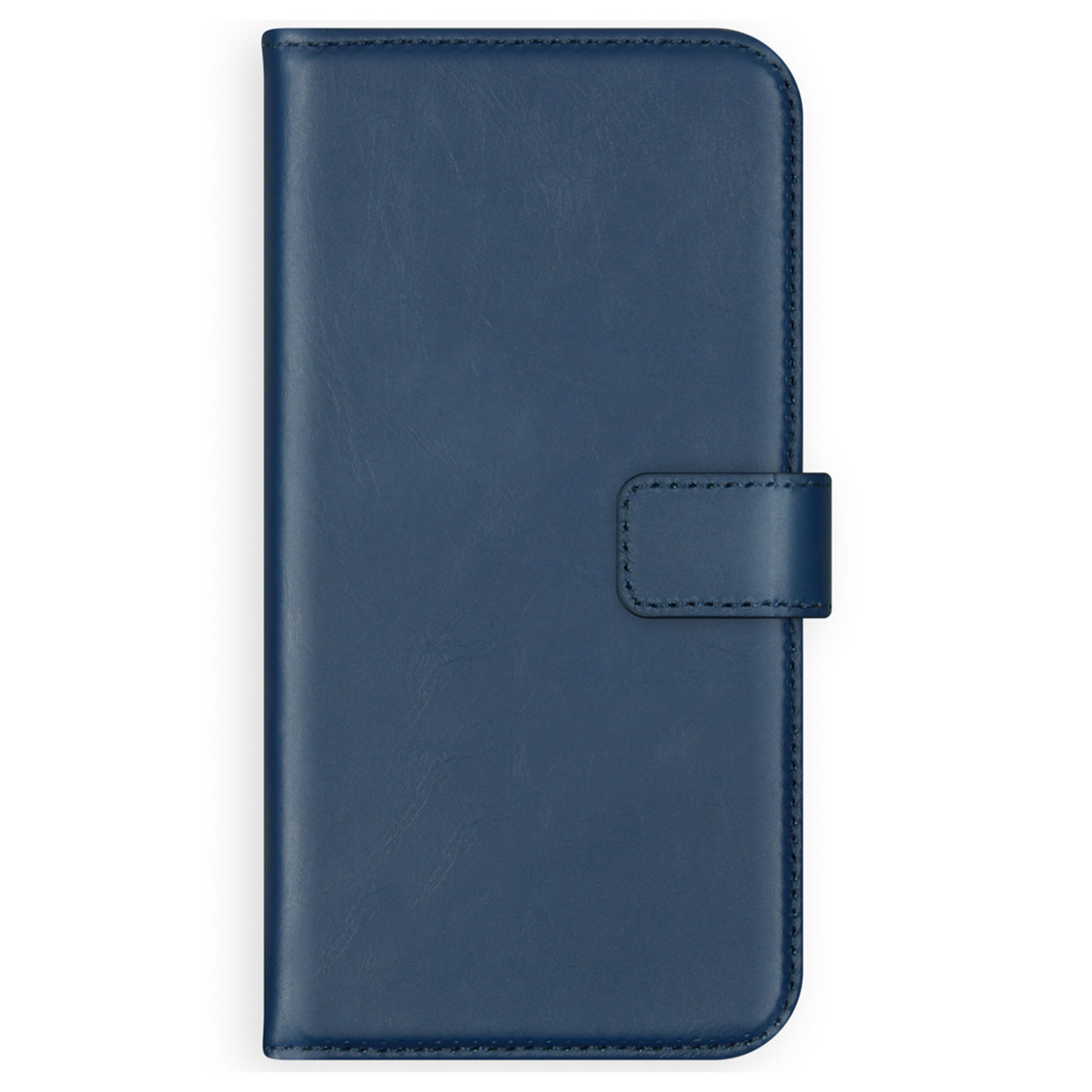 Een marineblauwe leren telefoonhoes met een magnetische sluiting, op een witte achtergrond. De hoes is gesloten en rechtop.