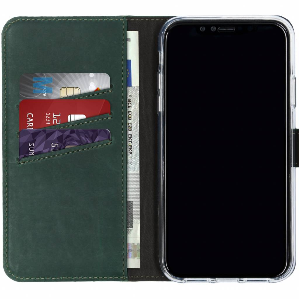 Een groene leren portemonnee-hoes met een telefoon erin. Kaarten zichtbaar in sleuven en een eurobiljet. Zwart telefoonscherm.