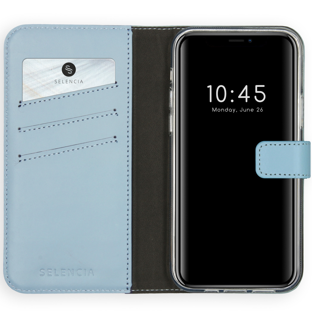 Een lichtblauwe telefoonhoes met een telefoon die 10:45 weergeeft. Een kaart is zichtbaar in de hoes. De merknaam is Selencia.