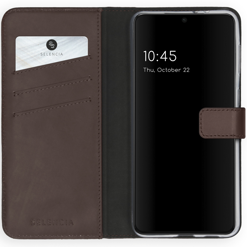 Un étui de téléphone en cuir marron avec un téléphone. Le téléphone affiche l'heure 10:45 et la date du 22 octobre.