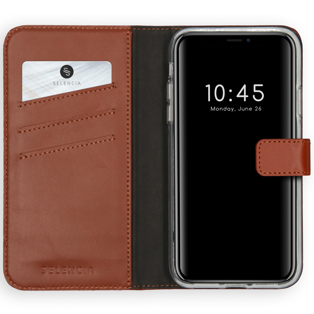 Étui de téléphone en cuir marron ouvert avec un téléphone. Le téléphone affiche 10h45. Une carte Selencia est dans l'étui.