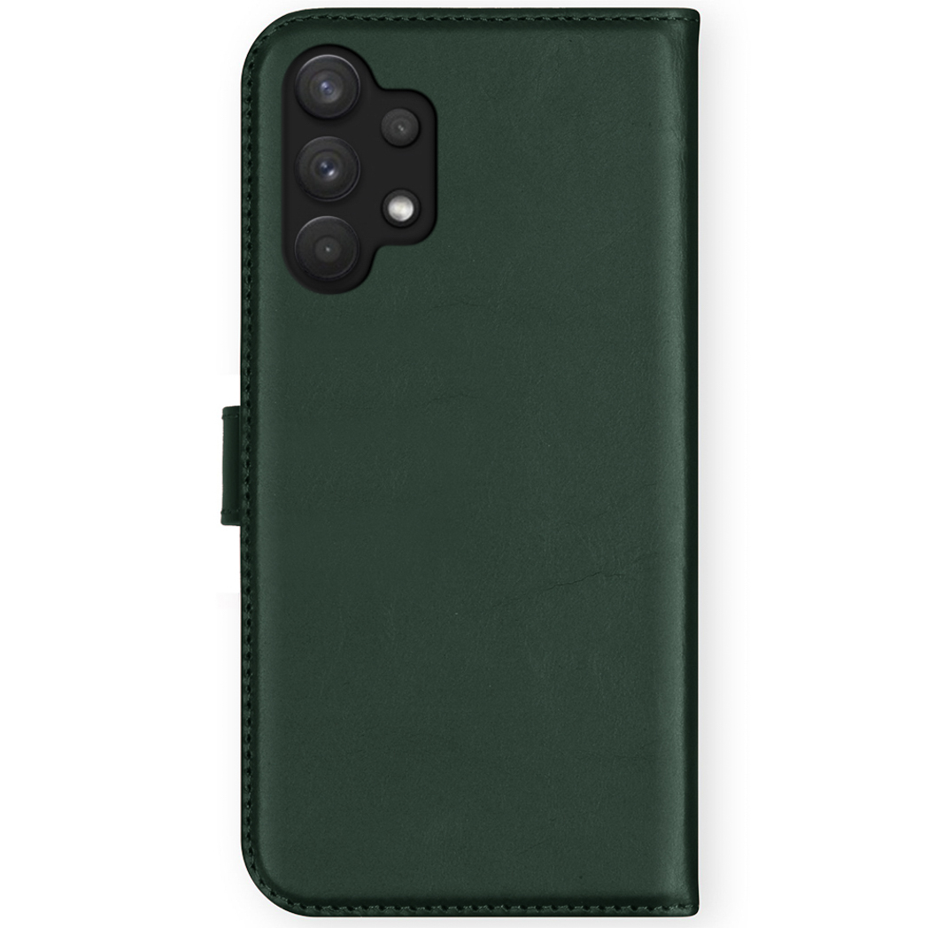Donkergroene telefoonhoes. Voorzien van camera-uitsparingen en een magnetische sluiting. De hoes is gesloten.