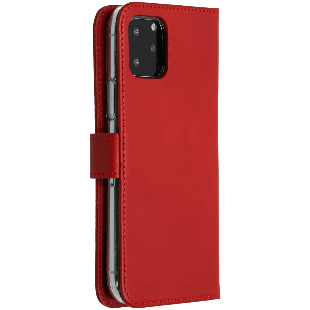 Een rode telefoonhoes met een telefoon erin. De hoes is gesloten en heeft een magnetische sluiting. De telefoon heeft een camera.