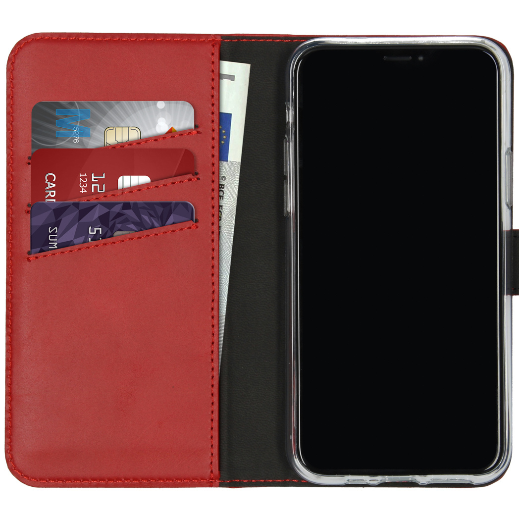 Rode leren telefoonhoes open, met creditcards, eurobiljet en een smartphone met een leeg zwart scherm.