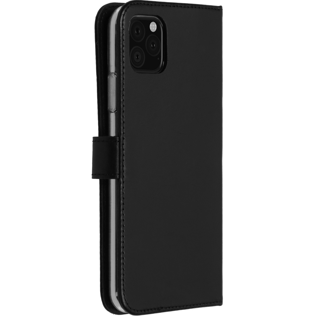 Een zwarte iPhone-hoes. De hoes is gesloten en toont de cameralenzen. Een zwarte riem sluit de hoes af.