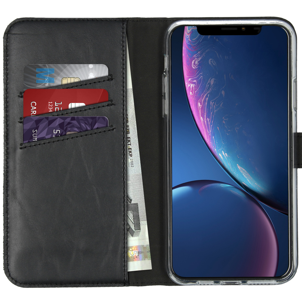 Zwarte leren telefoonhoes met creditcards en een smartphone. De telefoon toont een kleurrijke achtergrond.