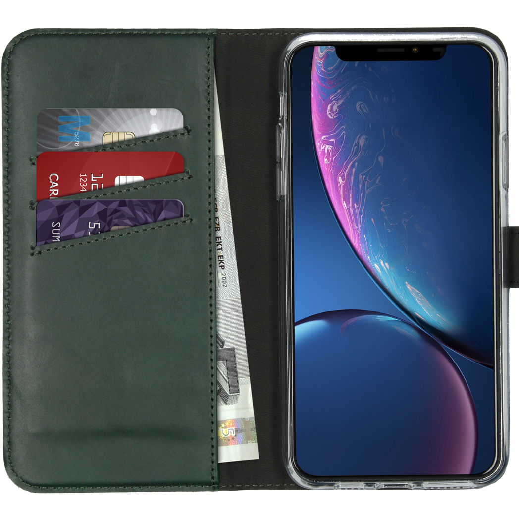 Étui de téléphone en cuir vert avec téléphone. Cartes et argent visibles. L'écran affiche une image colorée.