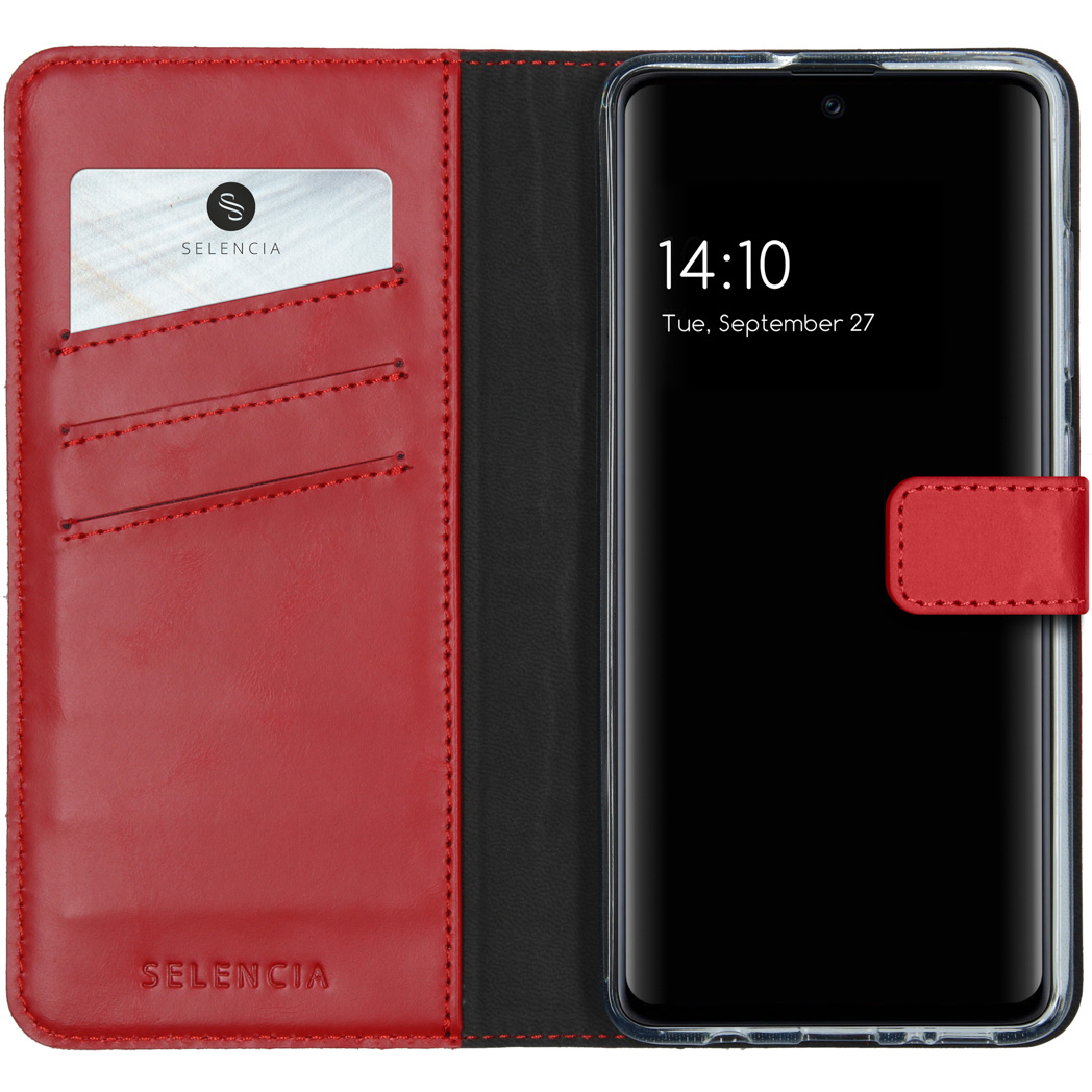 Rode leren telefoonhoes met een telefoon die 14:10 toont, 27 september. Een kaart met een logo is zichtbaar. De hoes is open.