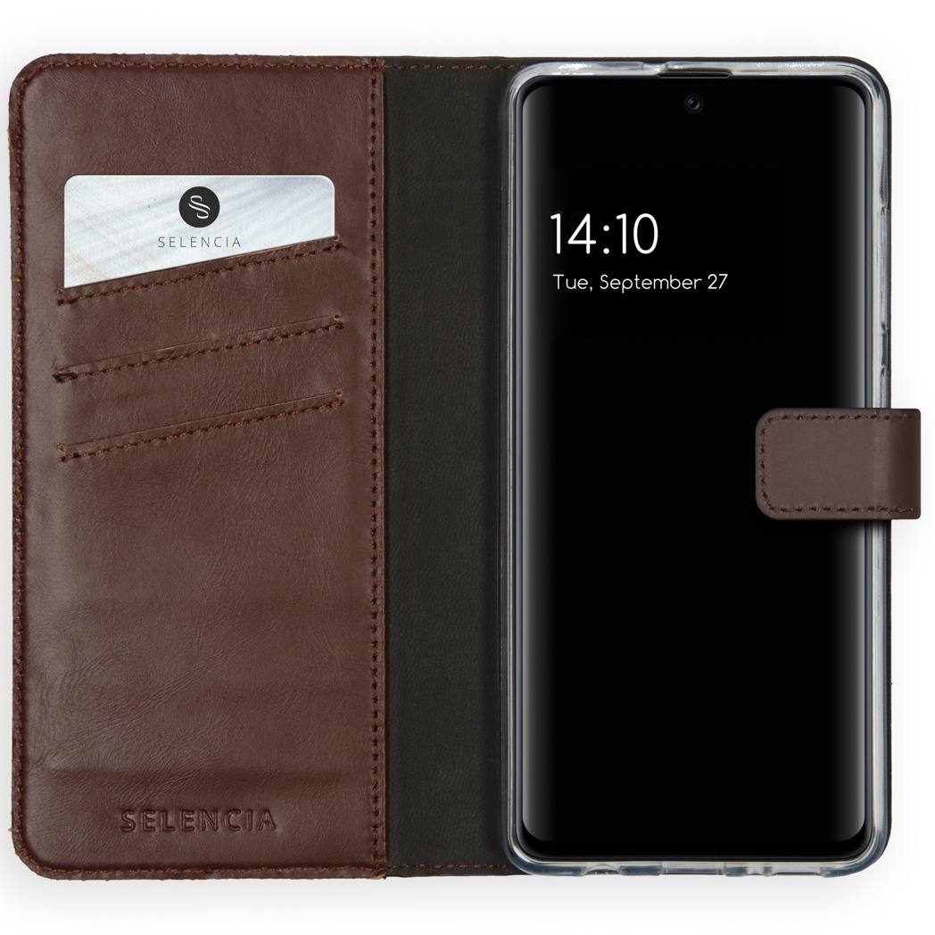 Open bruine leren telefoonhoes met een telefoon met 14:10, een kaart en het SELENCIA-logo.