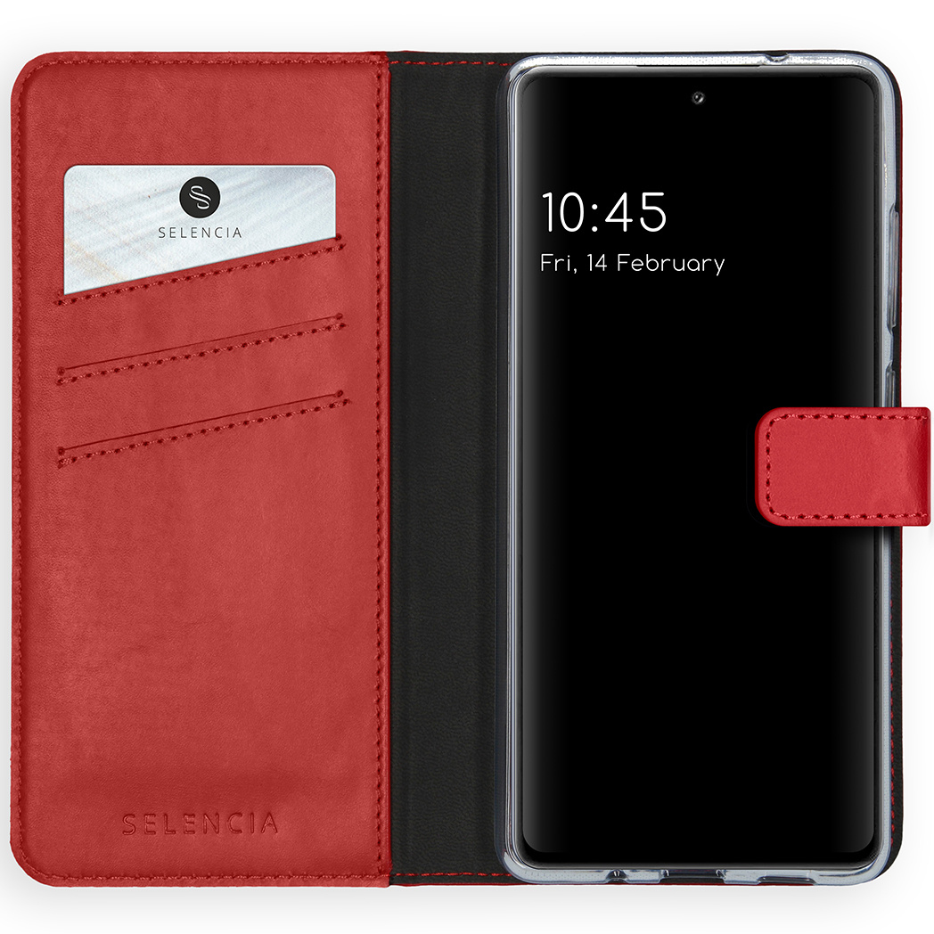 Rode leren telefoonhoes open, met telefoon met tijd 10:45, kaart en merk Selencia.