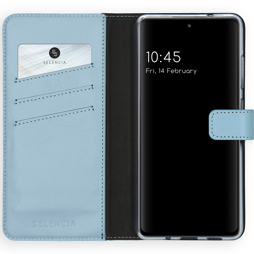 Étui de téléphone ouvert avec un téléphone affichant 10:45, 14 février. L'étui est bleu clair avec des fentes pour cartes et le logo Selencia.