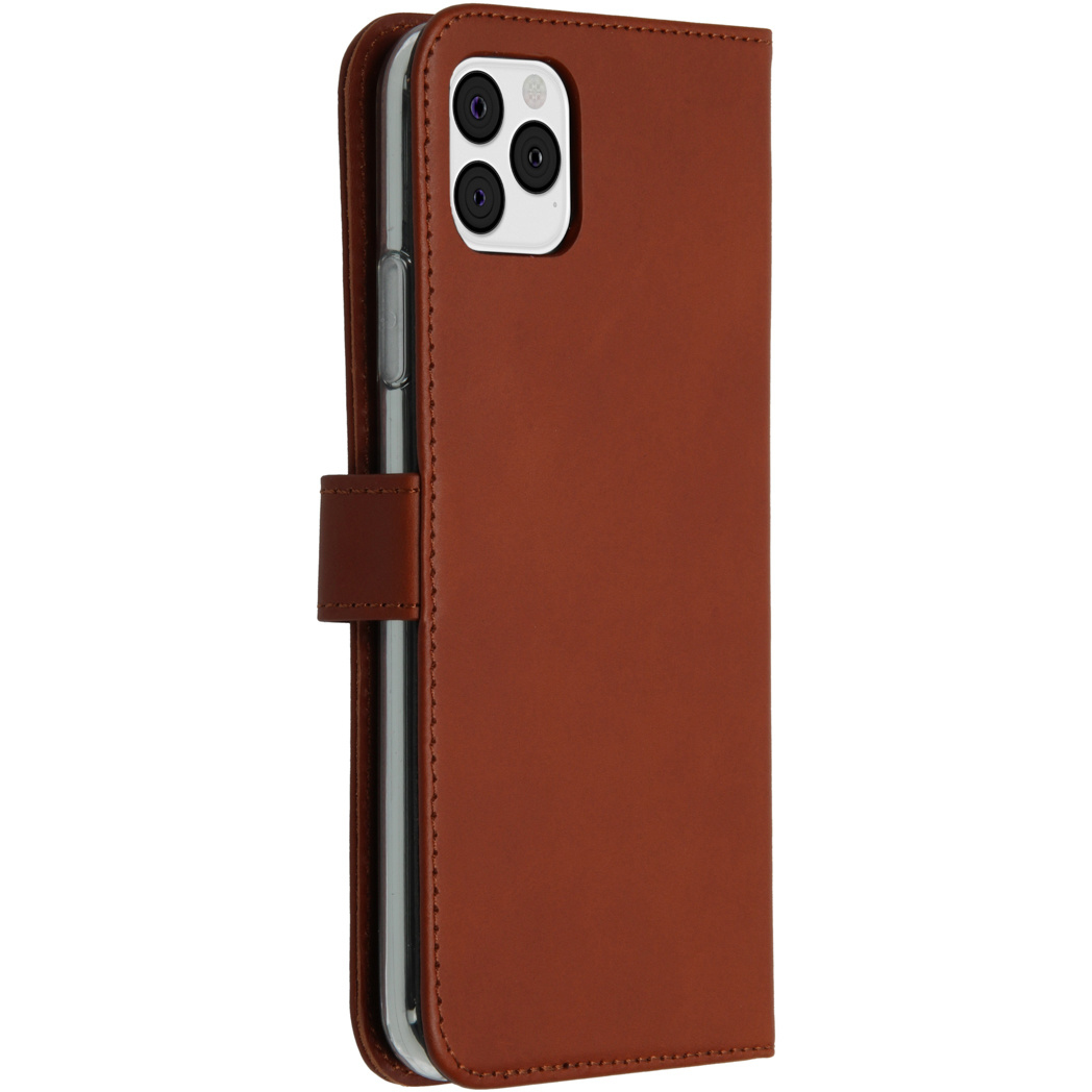 Étui de téléphone en cuir marron. Le téléphone a trois caméras. L'étui se ferme avec une petite sangle.