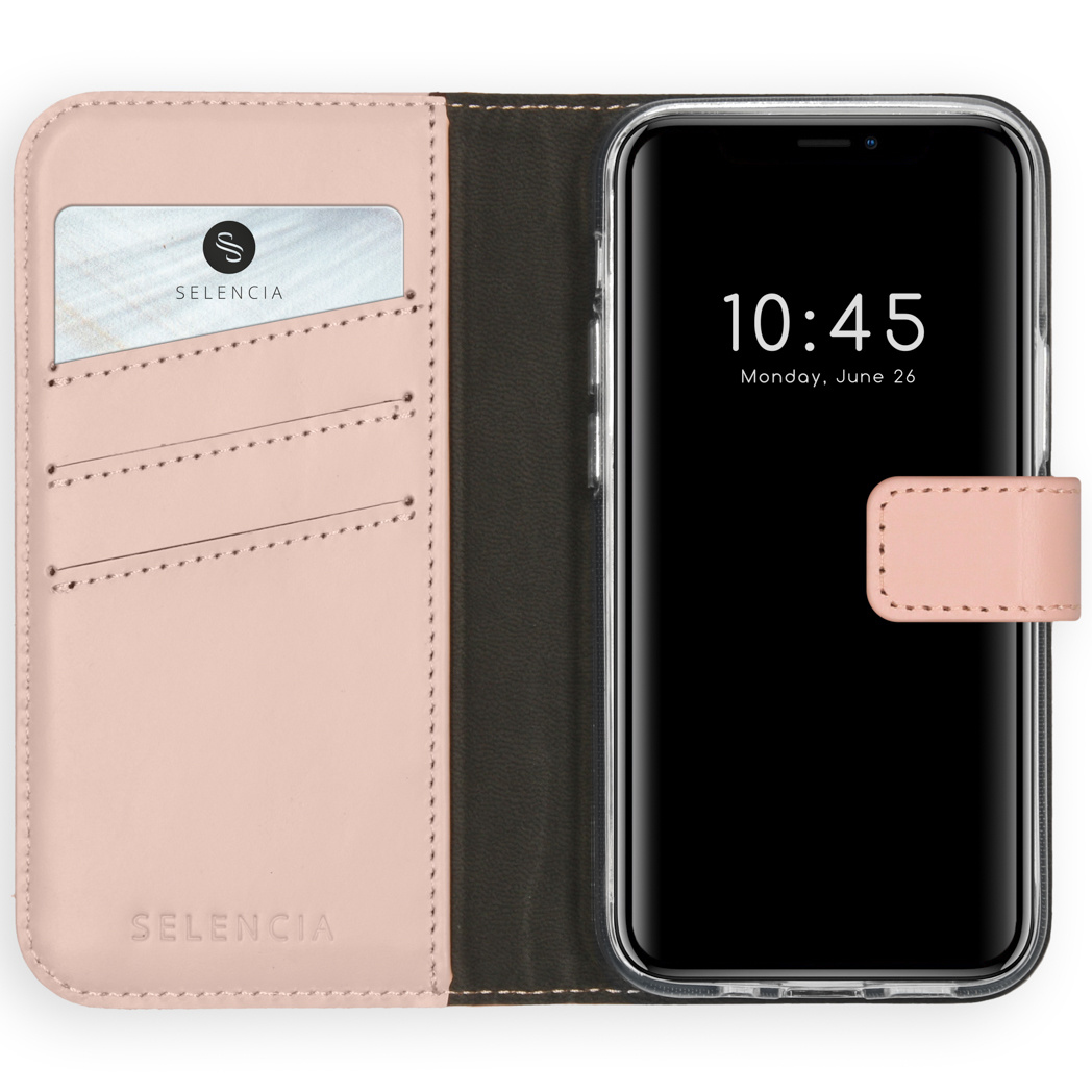 Custodia del telefono aperta con carta di credito e telefono. La custodia è rosa, il telefono mostra l'ora. Logo SELENCIA visibile.
