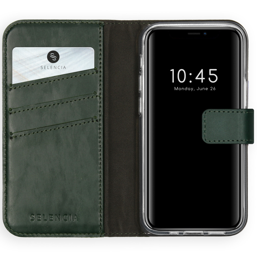 Custodia per telefono in pelle verde scuro aperta con telefono all'interno. Carta di credito nella tasca sinistra. L'ora è 10:45, 26 giugno.