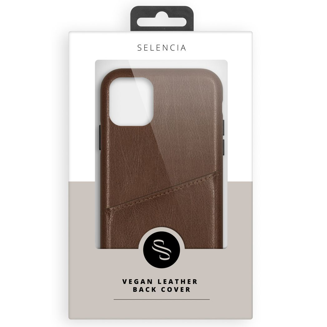Coque de téléphone en cuir végétal marron dans son emballage. Le boîtier est visible à travers une fenêtre. La marque est Selencia.