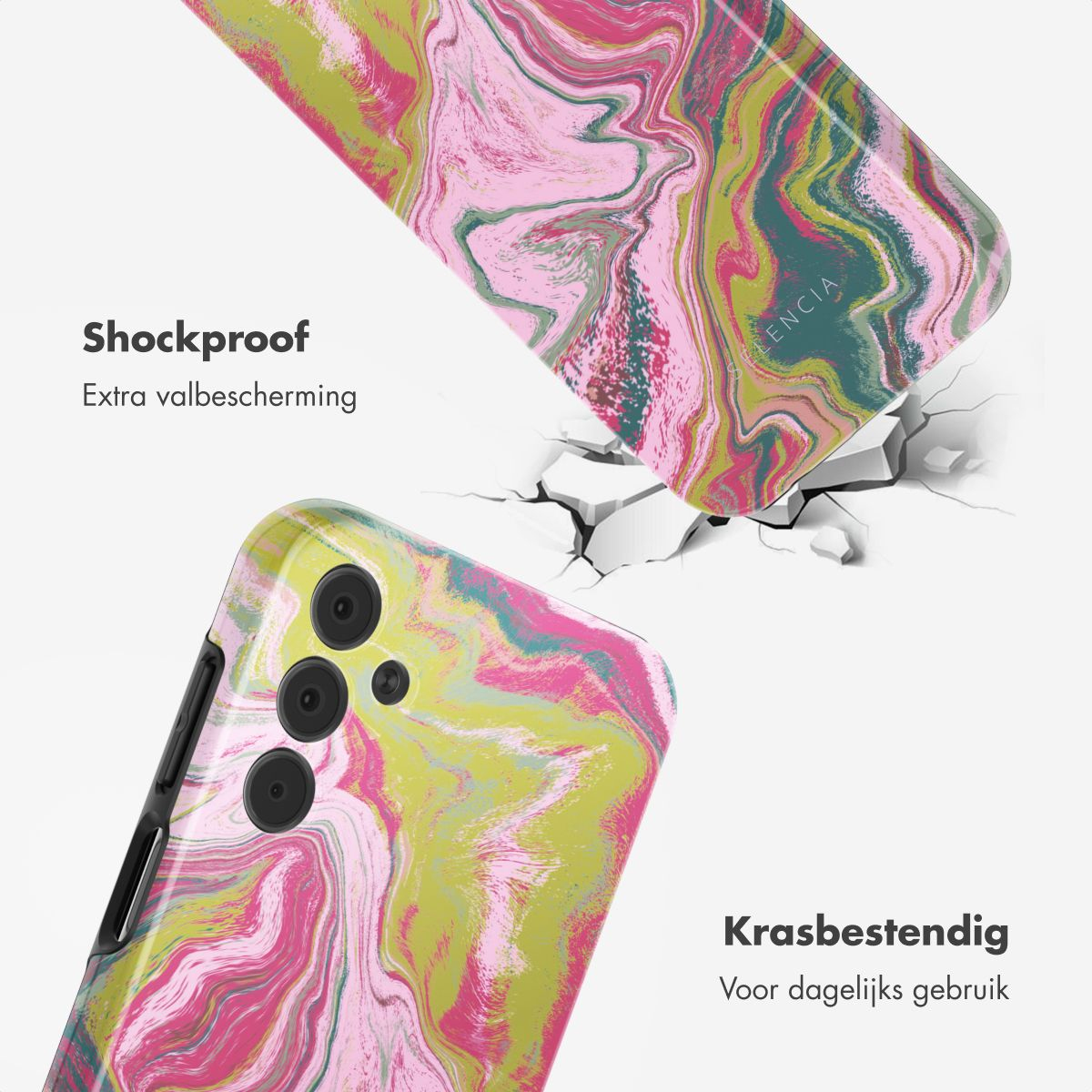 Twee telefoonhoesjes met marmerpatronen, roze, groen en geel. Eén is gebarsten. Tekst: Schokbestendig, extra bescherming.