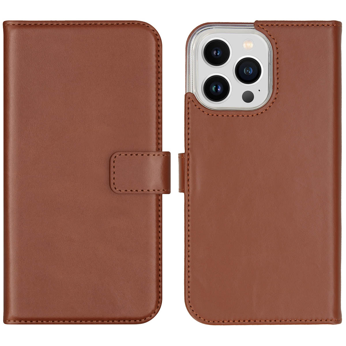 Un étui de téléphone en cuir marron, ouvert pour révéler un téléphone. L'étui est cousu et possède une fermeture magnétique.