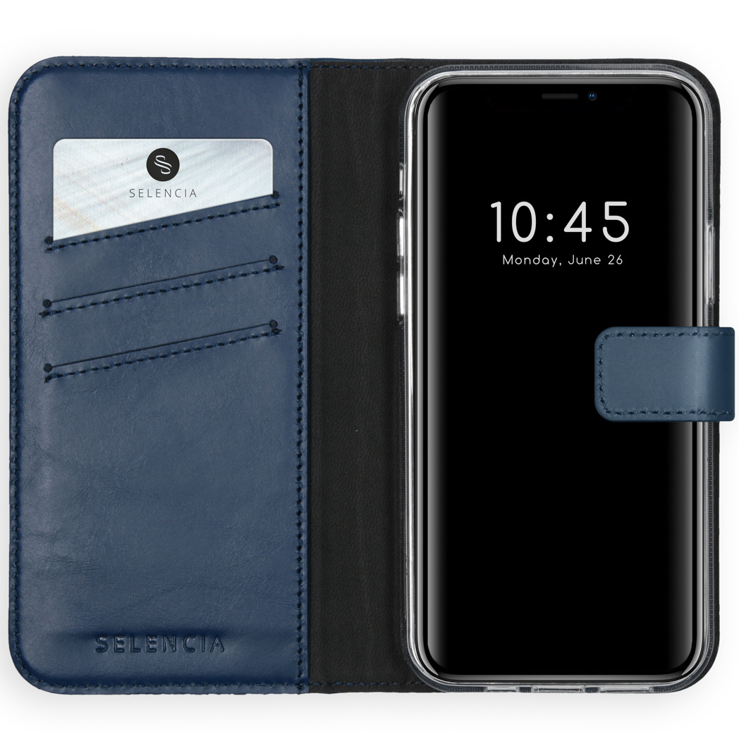 Een blauwe leren telefoonhoes met een telefoon die 10:45 op 26 juni weergeeft. Een kaart is zichtbaar.