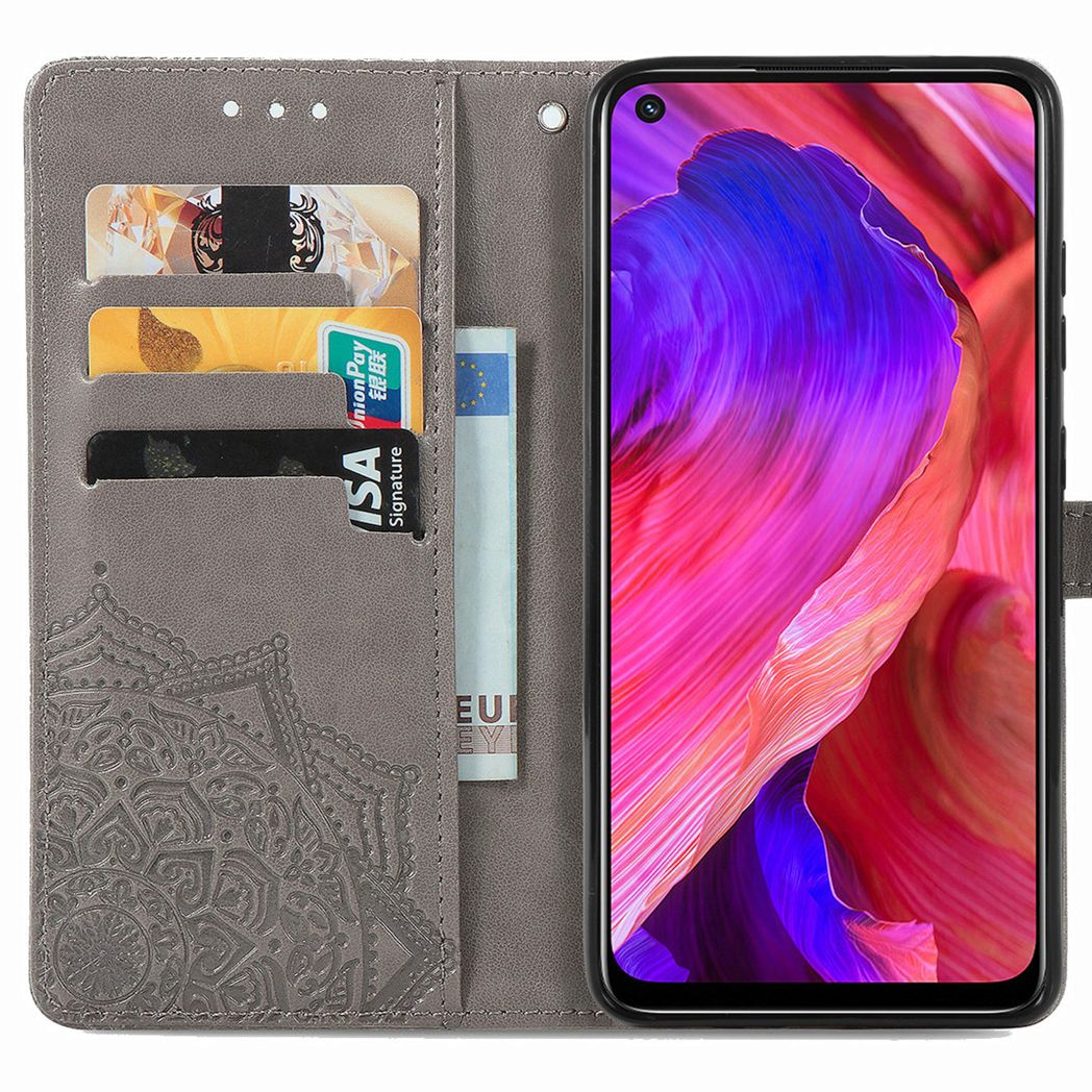 Una custodia grigia per telefono con un telefono che mostra arte astratta colorata. Ha fessure per carte con carte e una banconota in euro visibile.