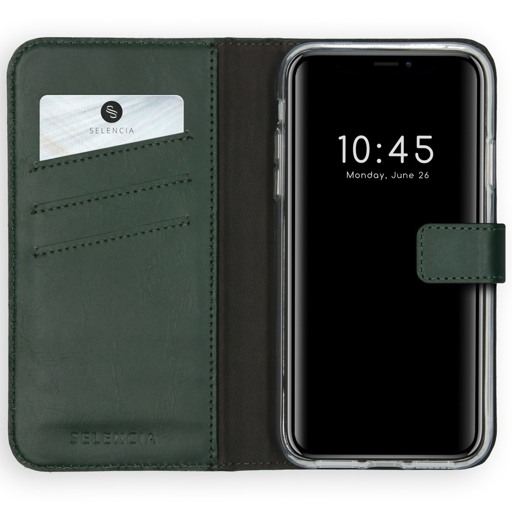 Étui de téléphone ouvert avec un téléphone affichant 10h45. Une carte est dans la poche gauche. Étui vert et écran noir avec texte blanc.