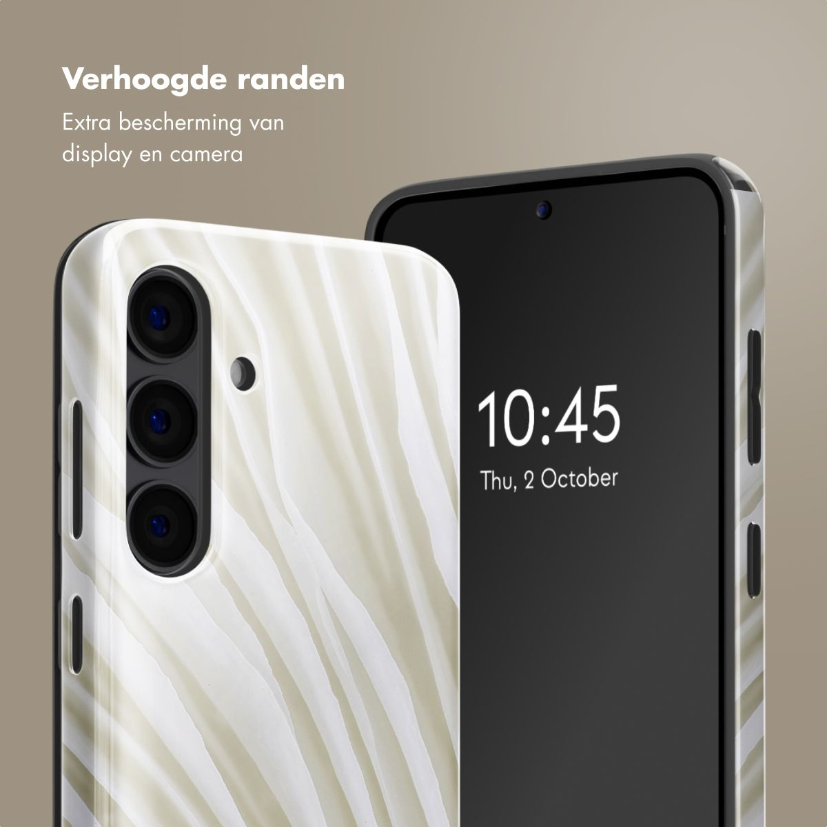 Deux smartphones avec des étuis à motifs. L'un affiche l'heure 10:45 sur son écran.