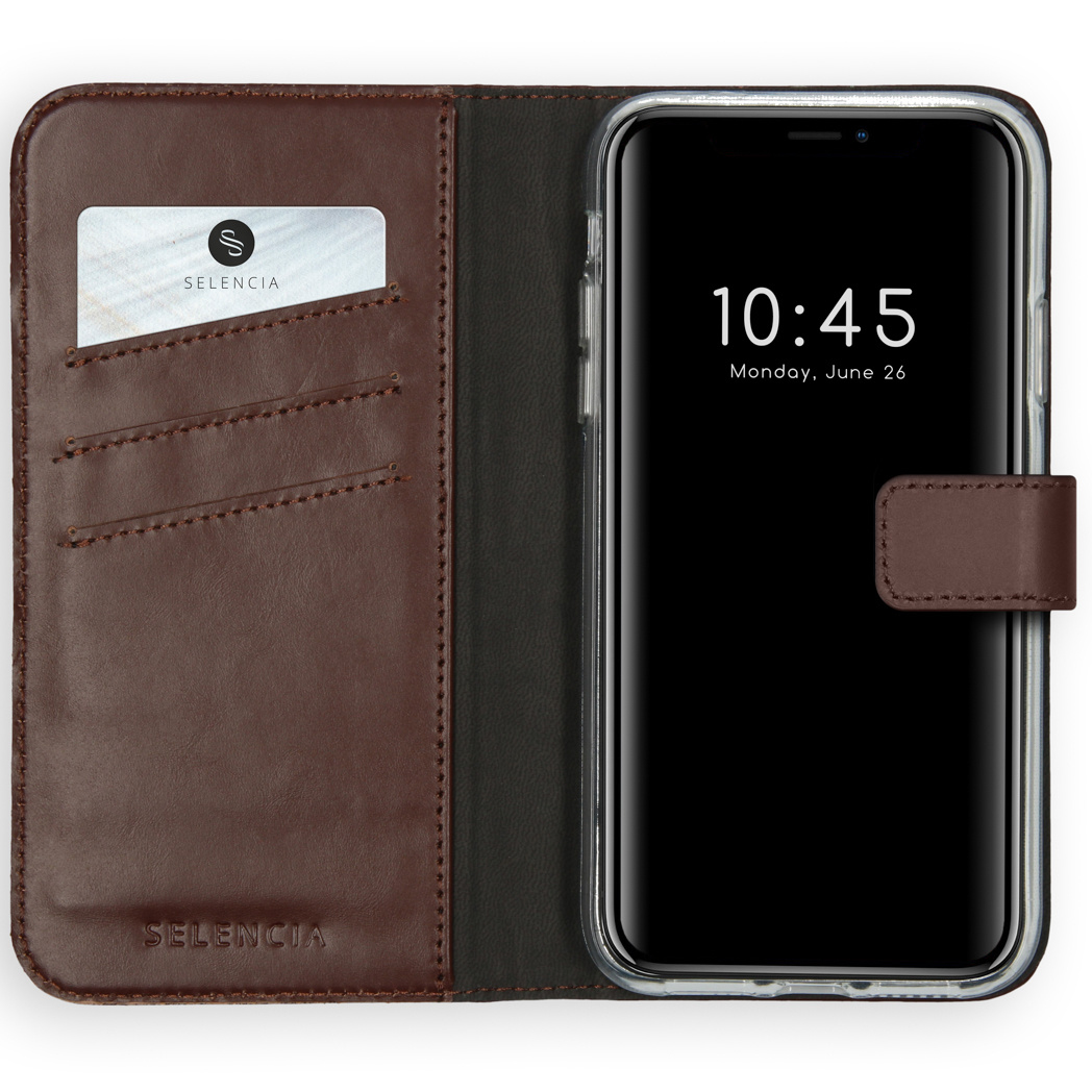 Étui de téléphone en cuir marron ouvert avec un téléphone affichant 10h45. Une carte est visible dans une fente. L'étui est sur une surface blanche.