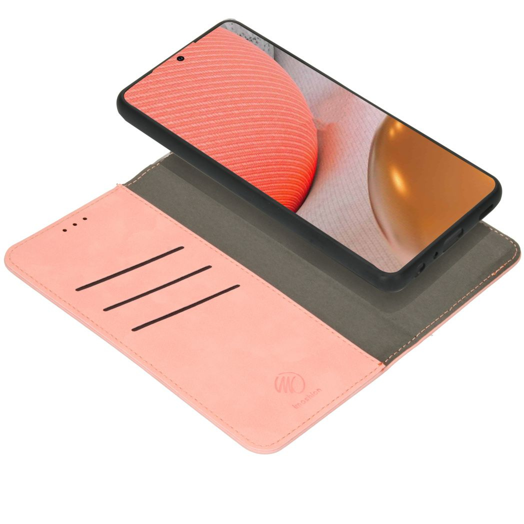 Un téléphone dans un étui. L'étui est rose et ouvert, affichant l'écran du téléphone. Le fond est blanc.