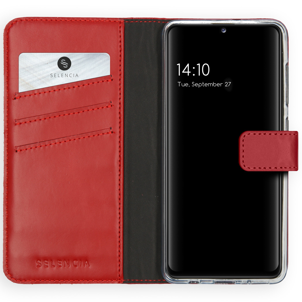 Étui de téléphone en cuir rouge avec un téléphone affichant l'heure et la date. Une carte avec logo est visible.