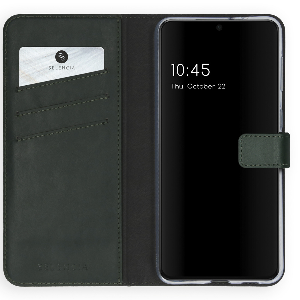 Open donkergroene telefoonhoes met een telefoon die 10:45 weergeeft, een kaart en het Selencia-logo. De hoes is open.