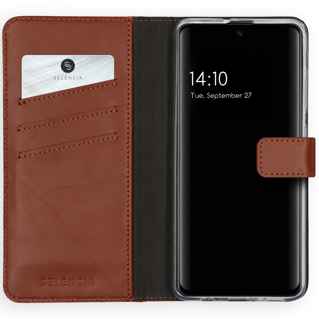 Open bruine leren telefoonhoes met een telefoon die de tijd weergeeft. Een kaart is aan de linkerkant geplaatst.