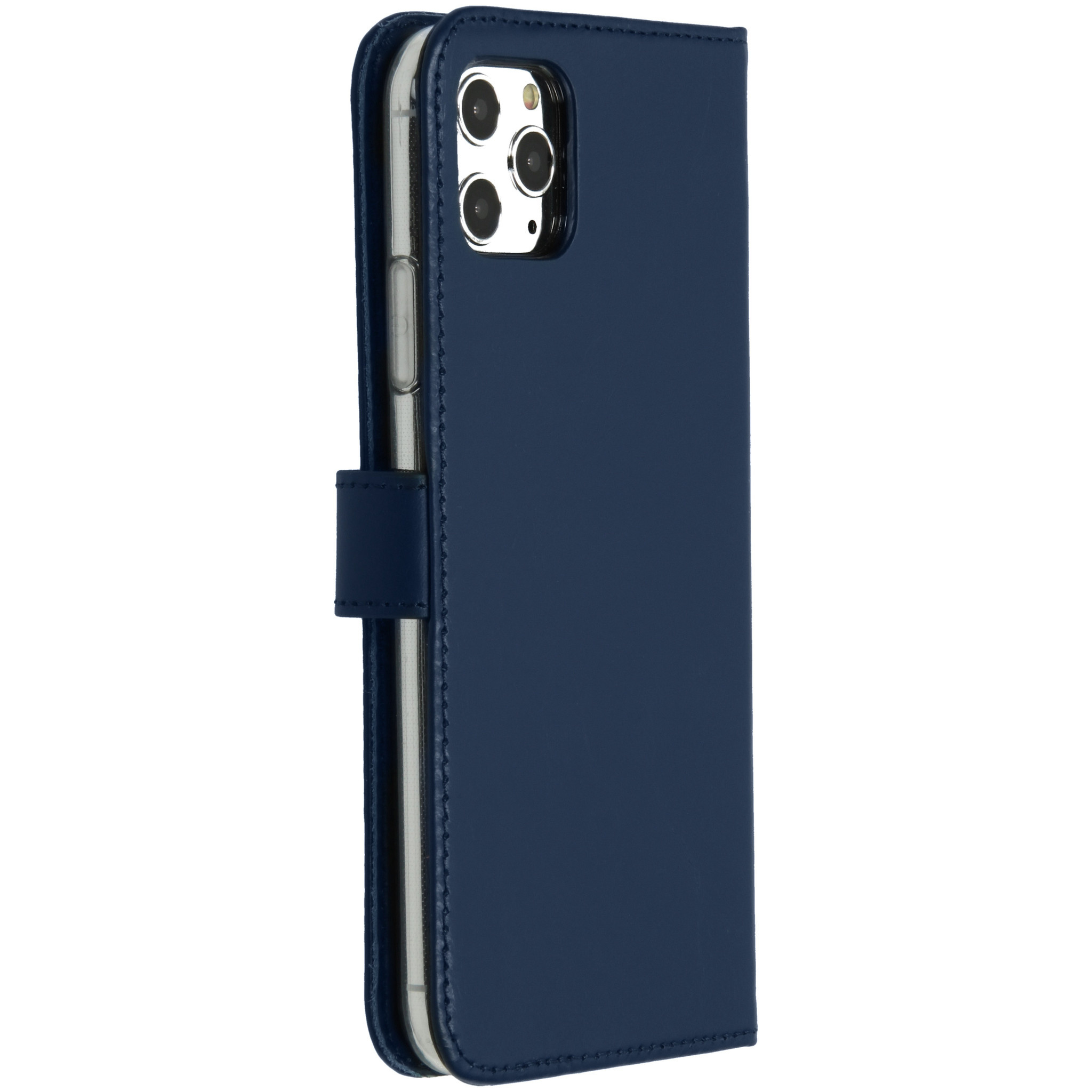 Een donkerblauwe telefoonhoes met klepsluiting, de telefoon is rechts zichtbaar.