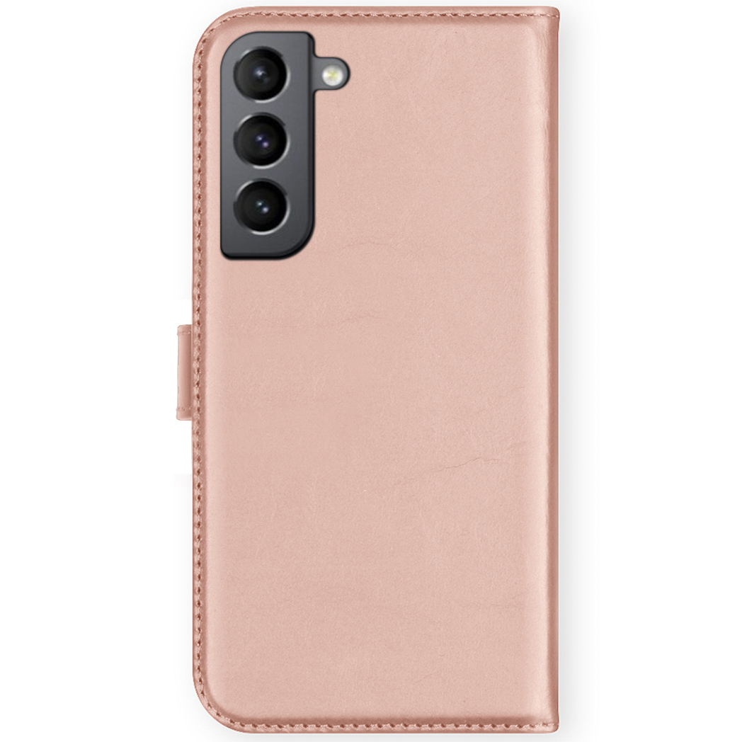 Una custodia per telefono color oro rosa con intaglio per la fotocamera e chiusura magnetica. La custodia è chiusa, mostrando la sua liscia texture di pelle.