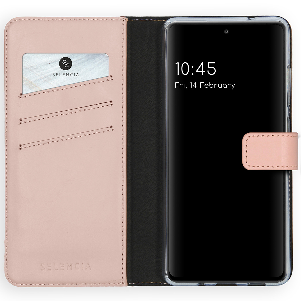 Étui de téléphone ouvert avec un téléphone et une carte. L'étui est rose et noir. Le téléphone affiche l'heure 10:45 et la date.