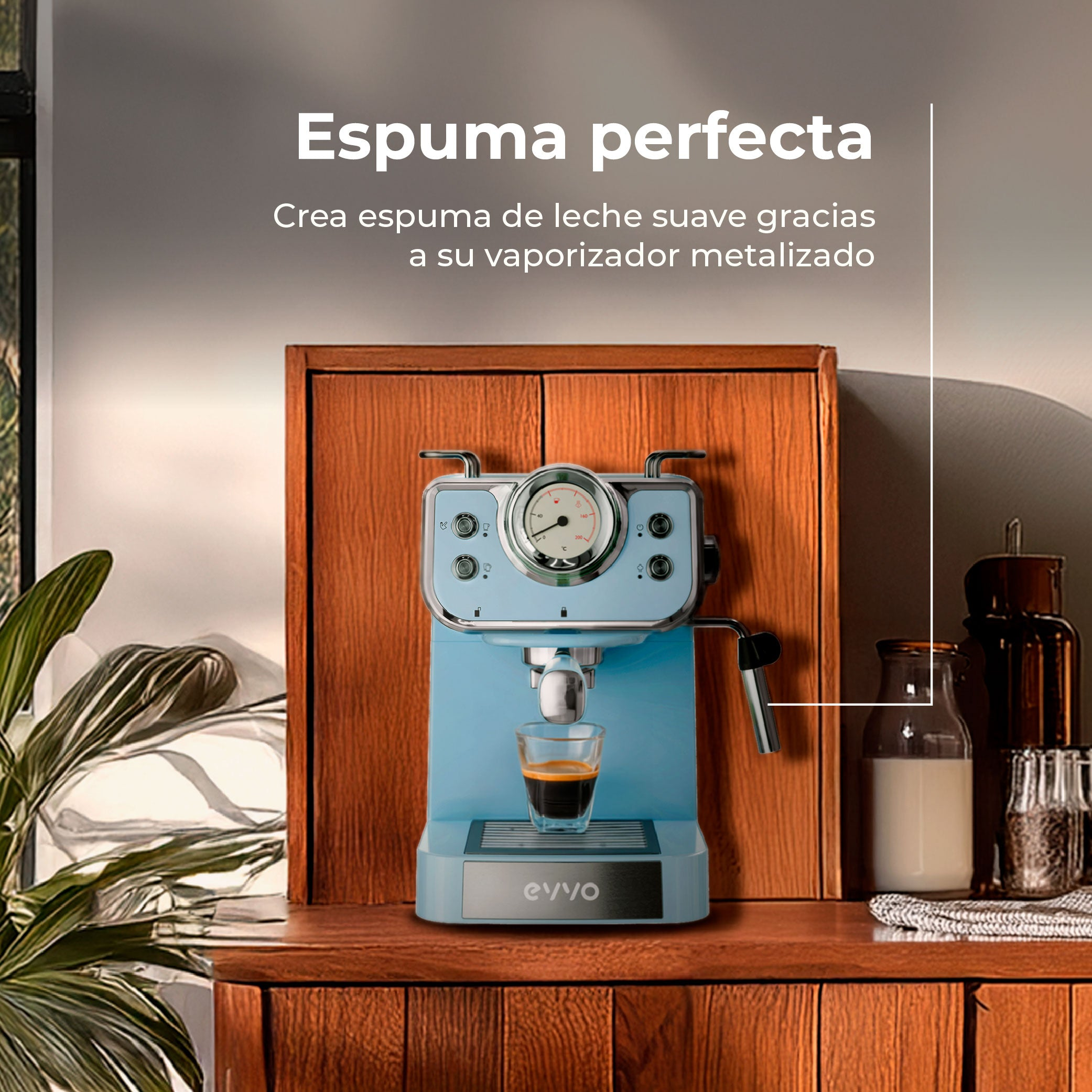Una cafetera espresso azul con café, sobre muebles de madera, junto a botellas de leche.