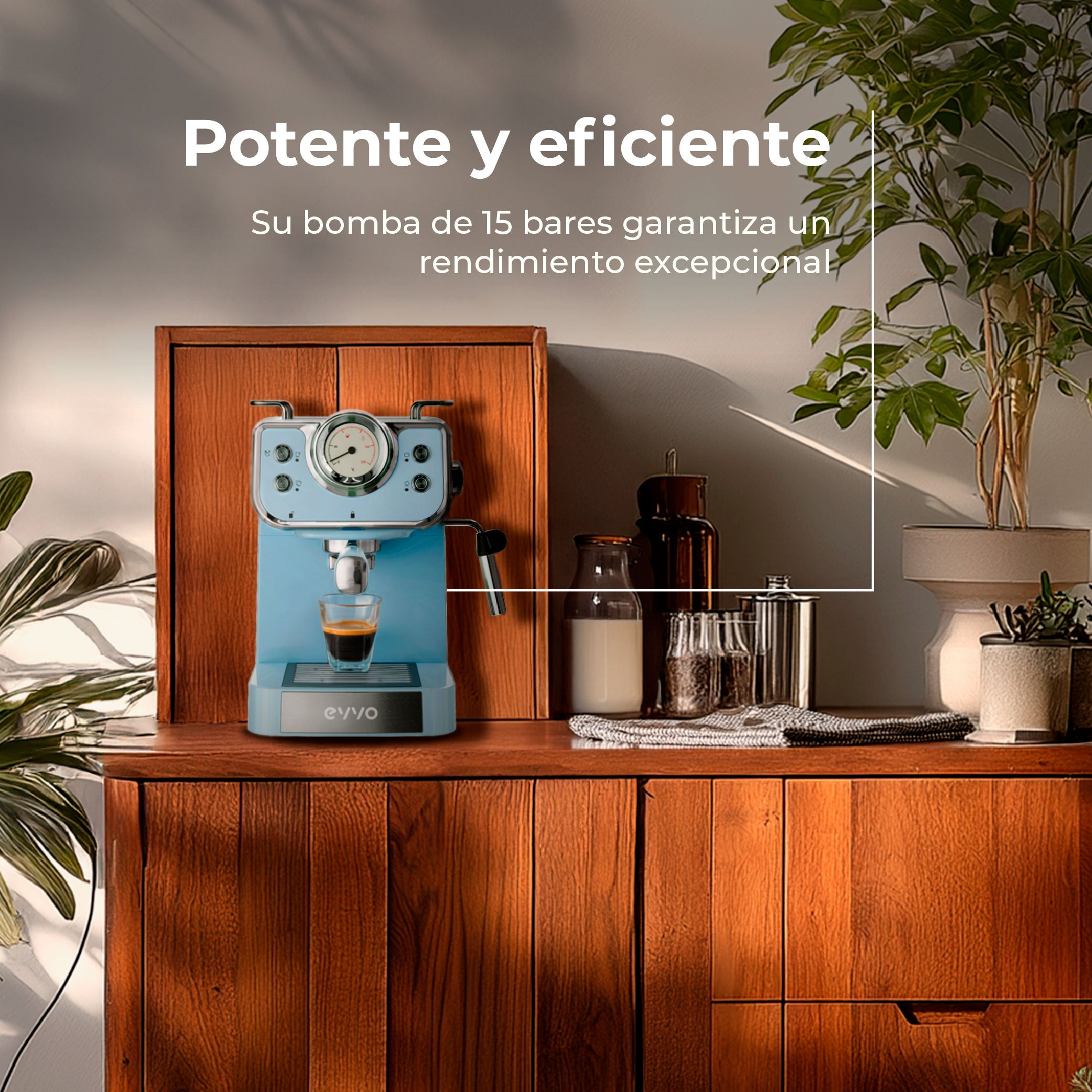 Una máquina de espresso azul sobre un mueble de madera, con un café en un vaso. Plantas al fondo.