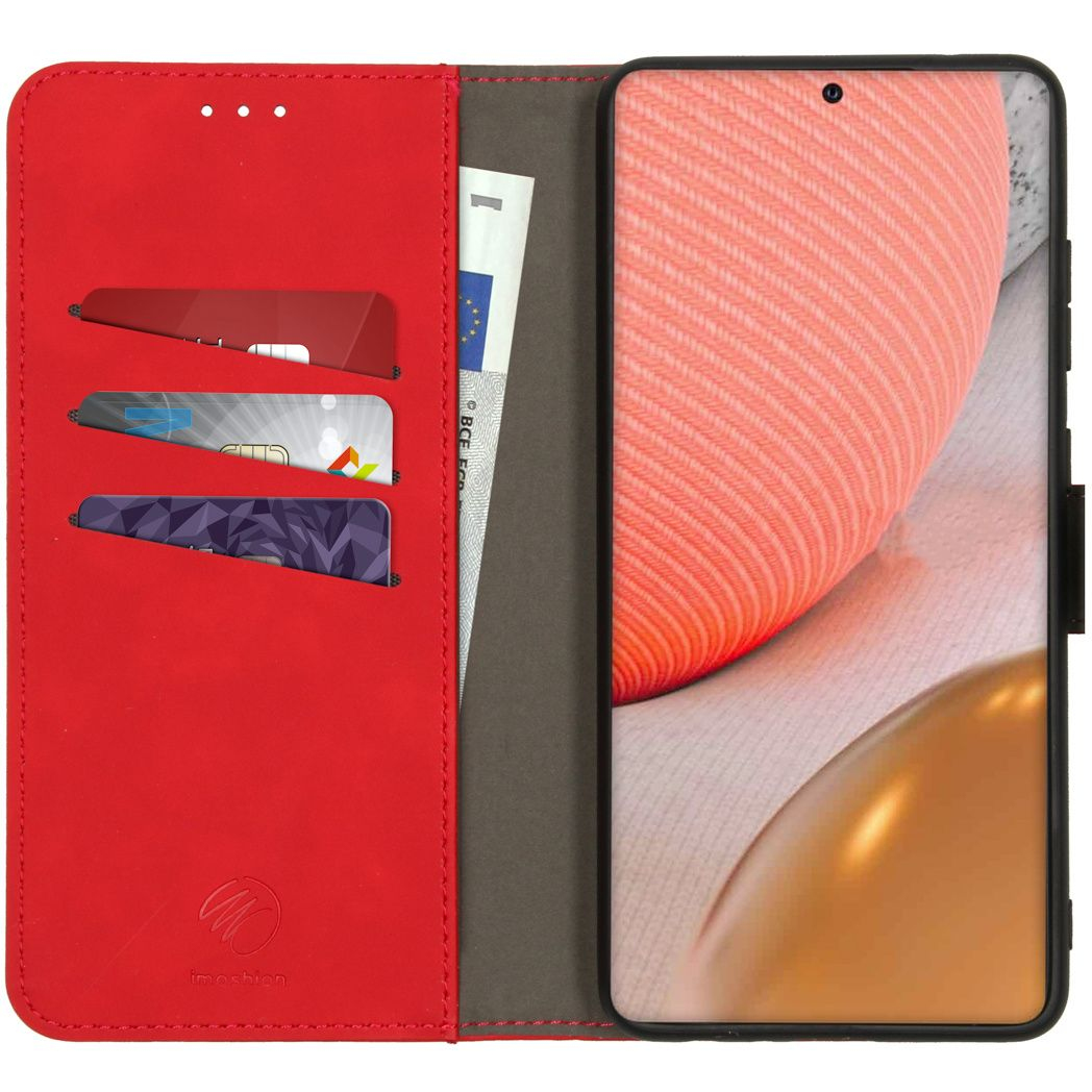 Étui de téléphone rouge ouvert montrant des fentes pour cartes de crédit, un billet et un téléphone. L'écran affiche un fond orange texturé.