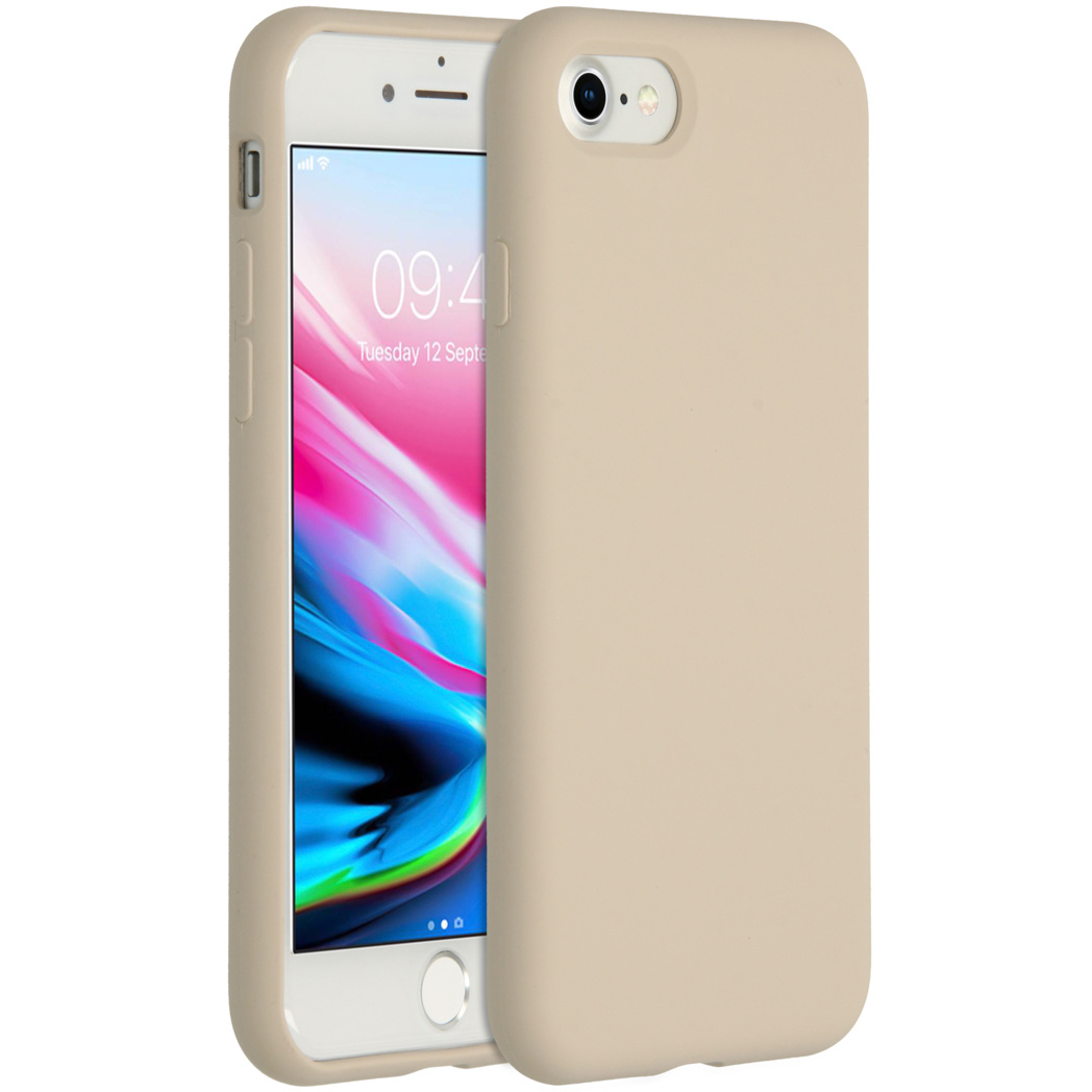 Een iPhone met een beige hoes, gedeeltelijk bedekt. Het scherm toont de tijd en datum. De telefoon staat op een witte achtergrond.