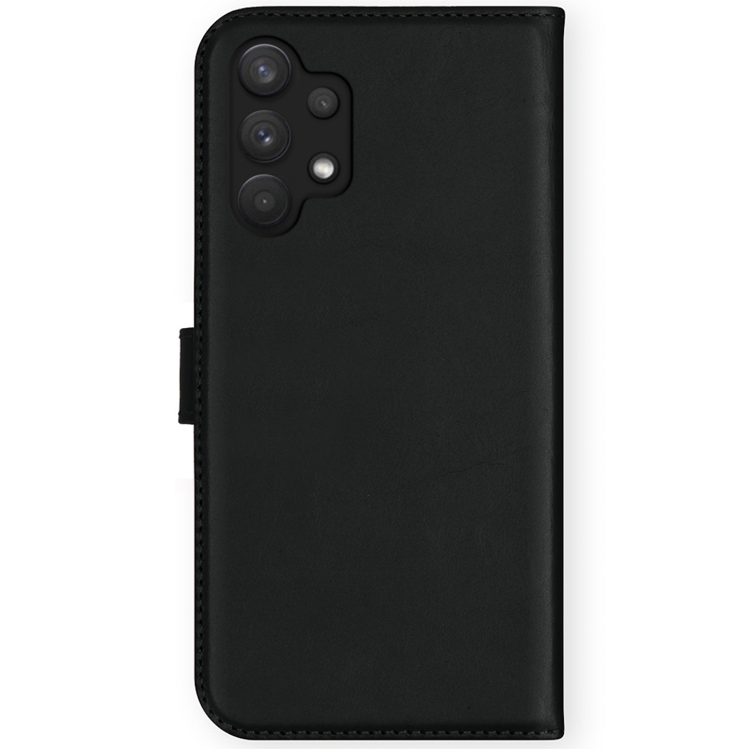 Een zwarte leren telefoonhoes met meerdere cameralenzen en een magnetische sluiting wordt getoond.