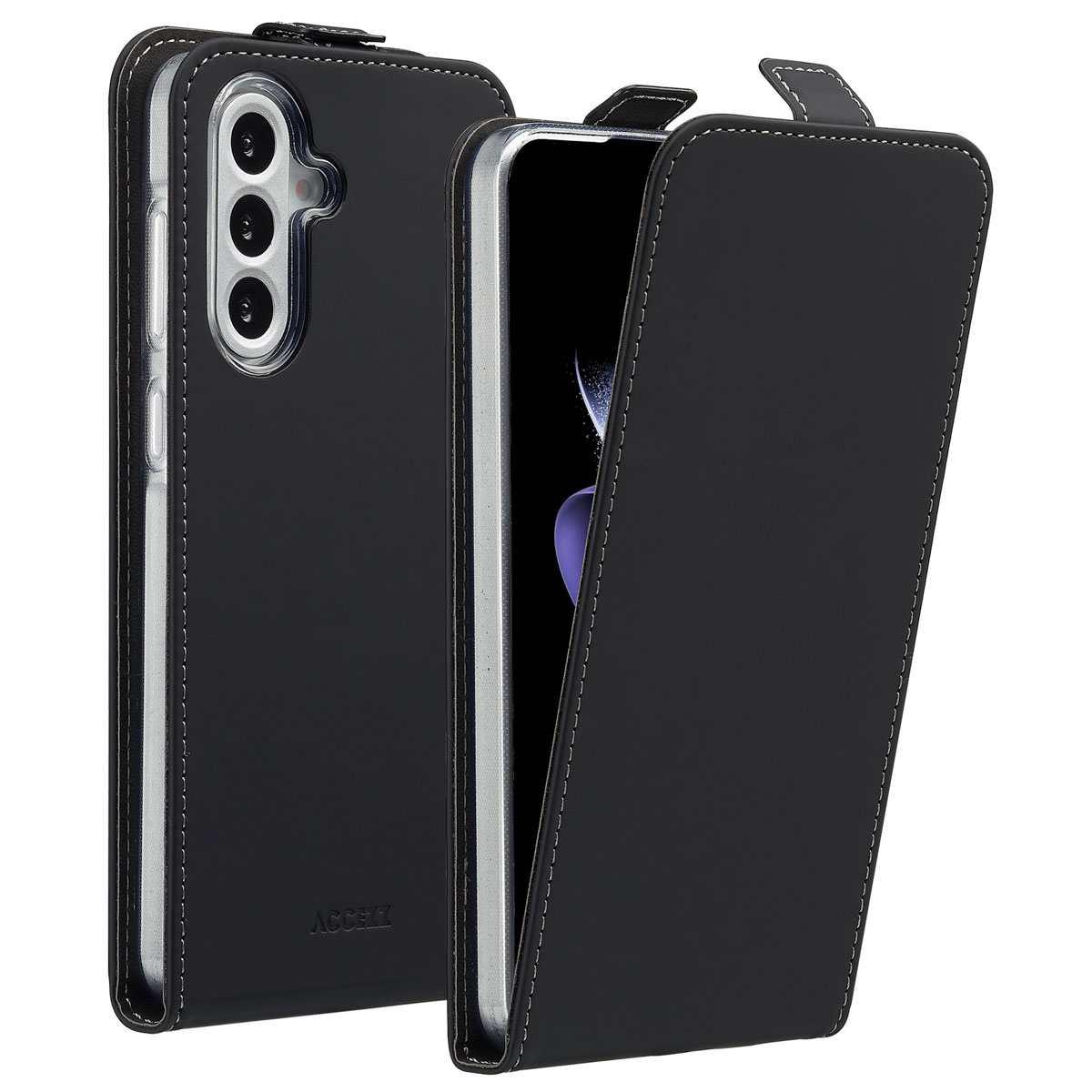 Un étui de téléphone noir avec un rabat. Le téléphone a une triple caméra et un bord argenté. L'étui est cousu avec du fil blanc.