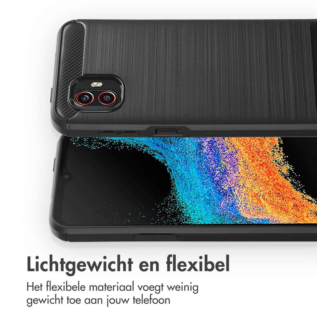 È mostrata una custodia per telefono, con un telefono sotto. La custodia è grigio scuro. Lo schermo mostra un design astratto colorato.