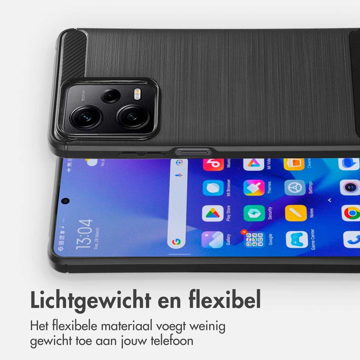 Un smartphone avec un étui noir, affichant l'heure 13:04. Les icônes des applications sont visibles à l'écran. Le texte dit 'Lichtgewicht en flexibel'.