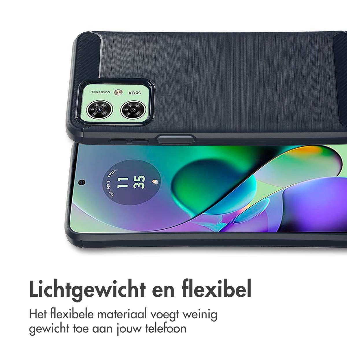 Een smartphone in een donkere hoes, met de tijd en datum. De hoes is donkerblauw, het scherm toont een groene en paarse achtergrond.