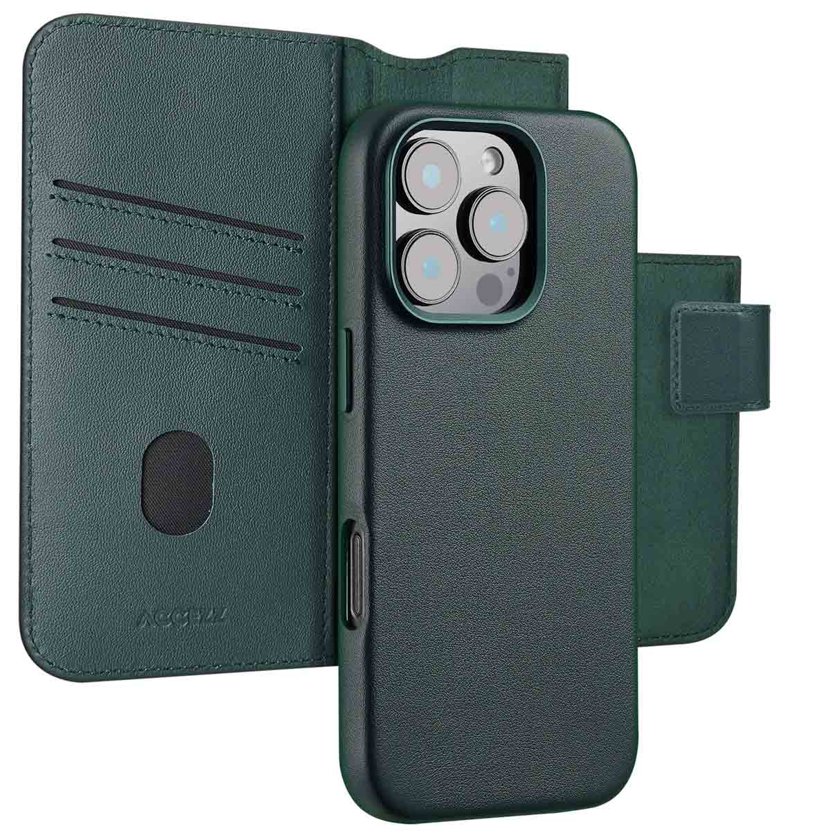 Een donkergroene iPhone-hoes met portemonnee-functie. De telefoon zit in de hoes en toont de cameralenzen. Leerachtig materiaal.