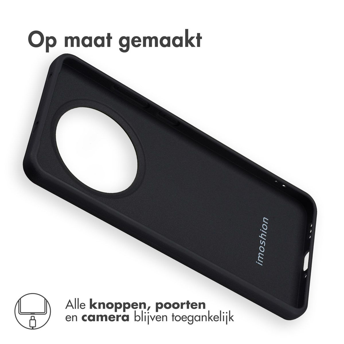Een zwarte telefoonhoes met camera-uitsparing, schuin op een witte achtergrond. Nederlandse tekst: 'Op maat gemaakt'.
