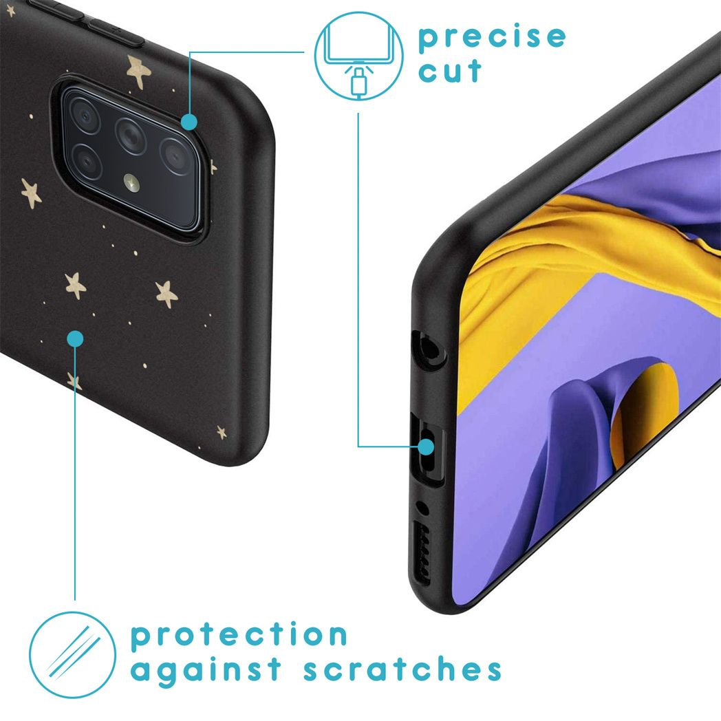 Une coque de téléphone avec un fond noir et des étoiles dorées est montrée. La coque est décrite comme ayant des découpes précises et une protection contre les rayures.