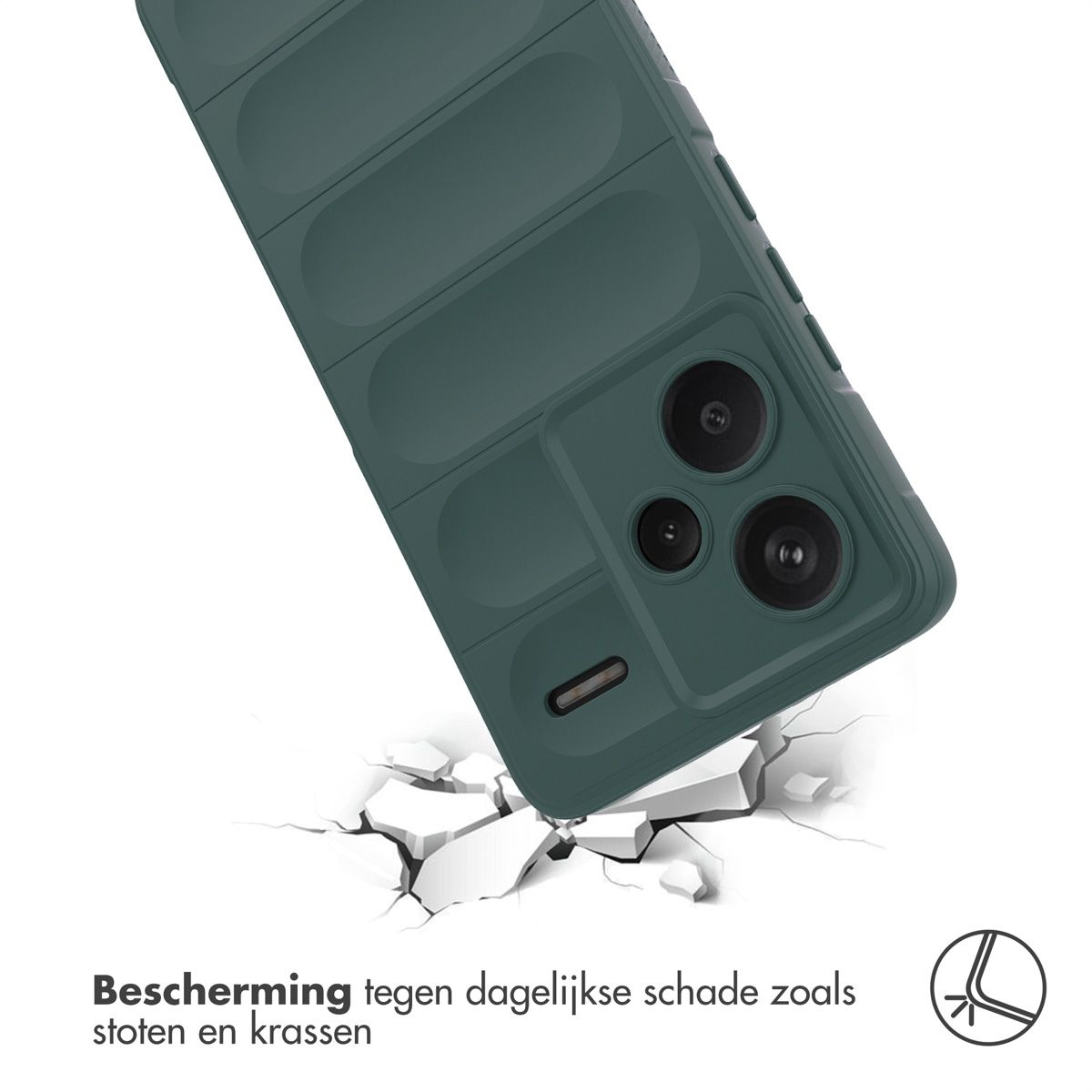 Een groene telefoonhoes valt op gebarsten grond. Het heeft drie cameralenzen. De tekst luidt: 'Bescherming tegen dagelijkse schade zoals stoten en krassen'.