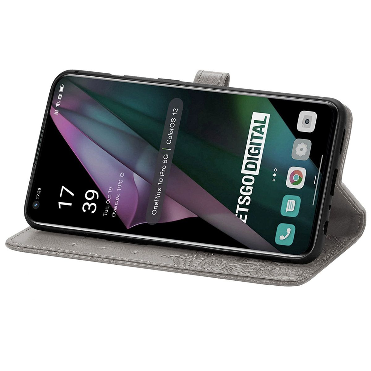 Een smartphone in een grijze hoes is open, met de tijd, datum en app-iconen. Het scherm toont een groene en paarse achtergrond.